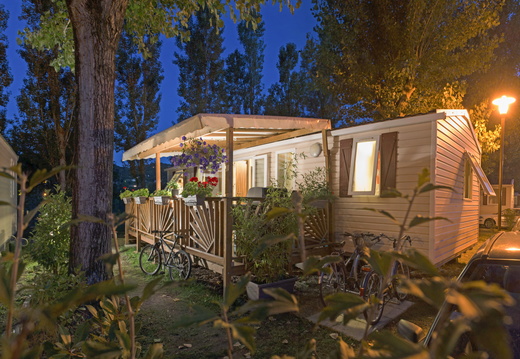 MOBIL HOME ET EMPLACEMENT VU DE NUIT 