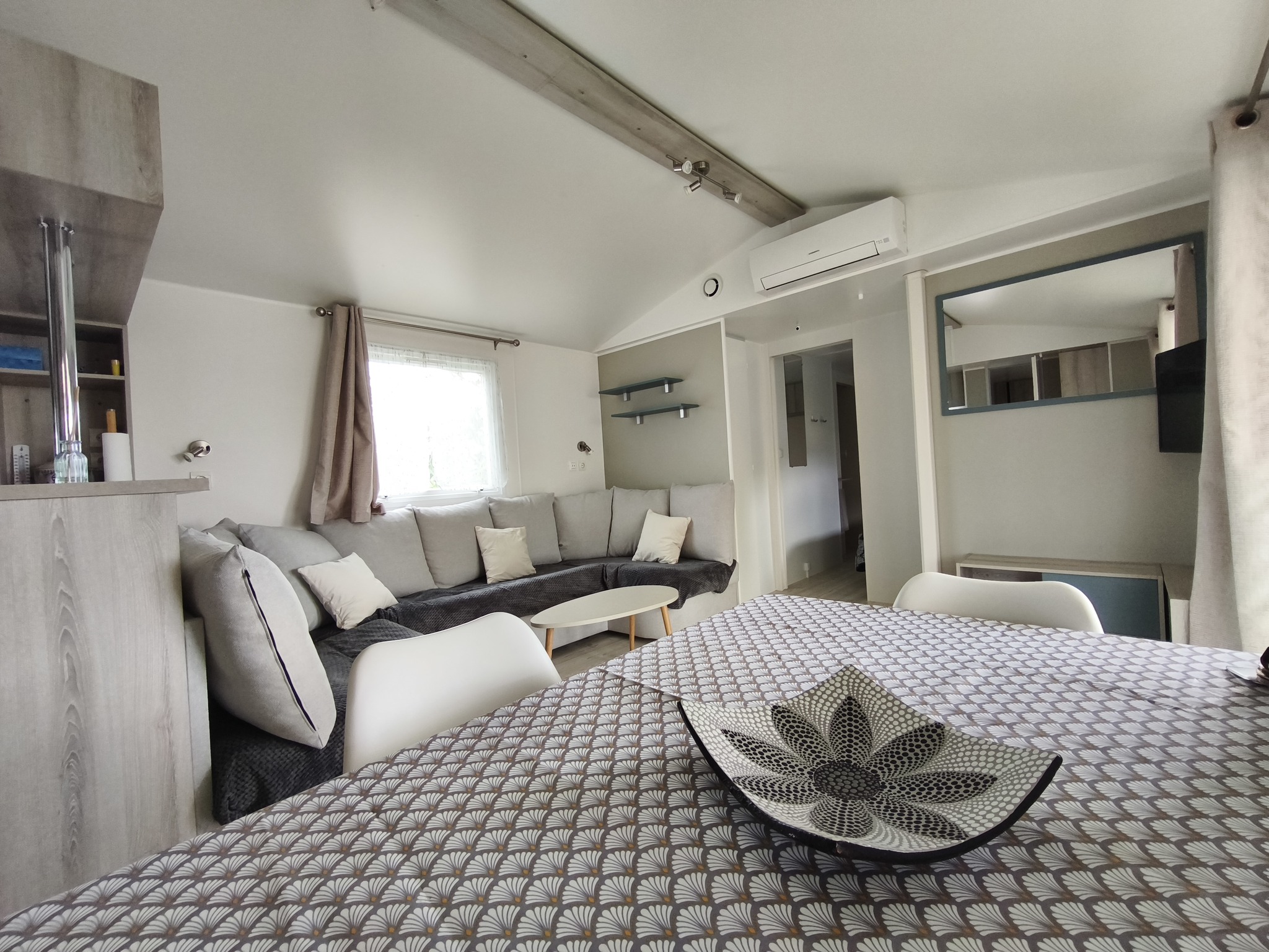 SALON VU DE LA TABLE 