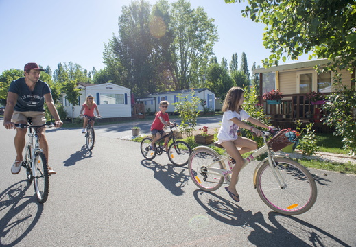 vélo en famille sur le camping les rives de Condrieu  