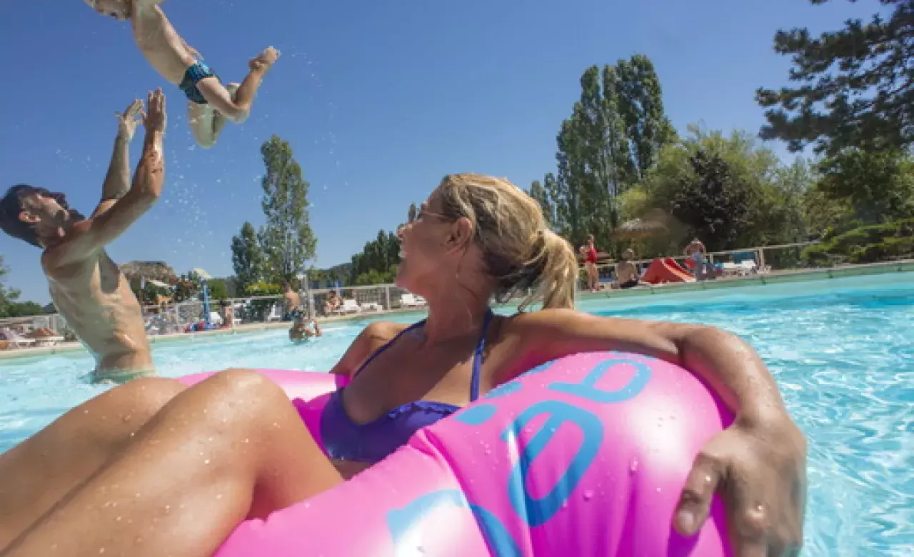 DANS LA PISCINE EN FAMILLE 